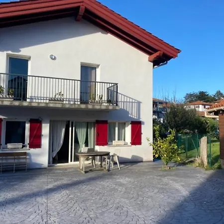 Дом отдыха Maison Basque Mitoyenne Confort *